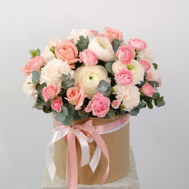 Ранункулюсы и пионовидные розы в композиции "дива", артикул F1396955 - 11500 рублей, доставка по городу. Flawery - доставка цветов