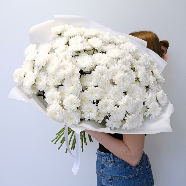 Хризантемы белые пушистые, 25 штучек, артикул F1447844 - 12500 рублей, доставка по городу. Flawery - доставка цветов