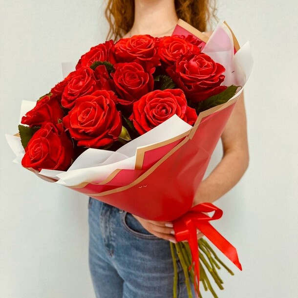 15 алых роз, артикул F1457922 - 4500 рублей, доставка по городу. Flawery - доставка цветов