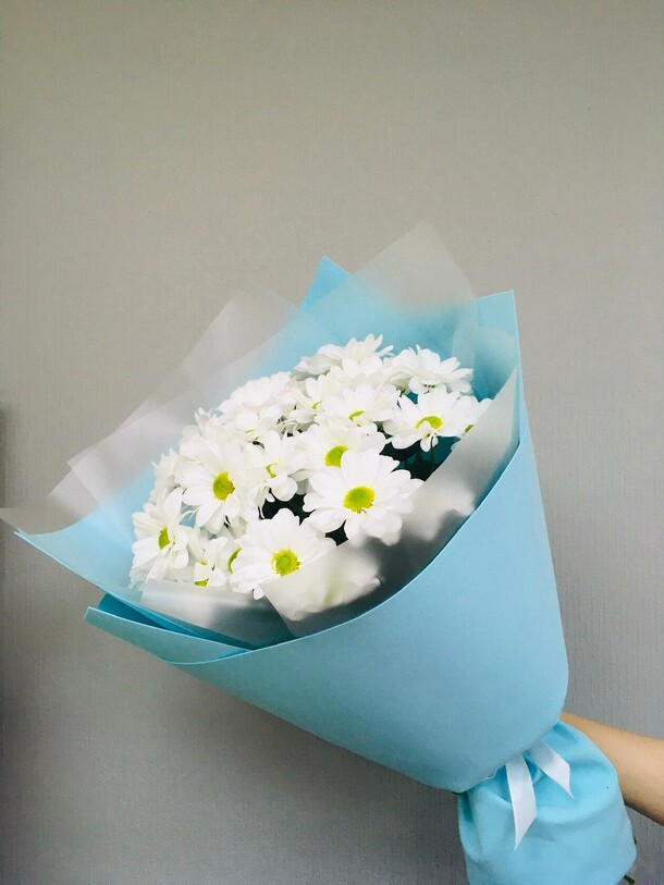 Букет кустовых хризантем "ромашечки", артикул F1113429 - 2400 рублей, доставка по городу. Flawery - доставка цветов