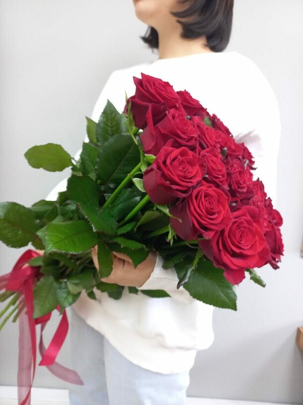 Букет из 25 красных роз, артикул F1113524 - 7900 рублей, доставка по городу. Flawery - доставка цветов