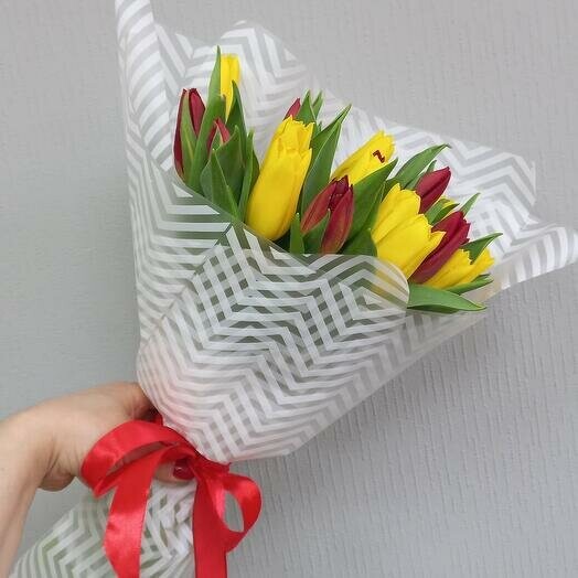 Букет из тюльпанов, артикул F1165813 - 3900 рублей, доставка по городу. Flawery - доставка цветов