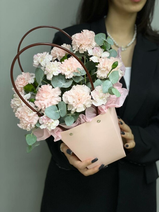 Диантусы с эвкалиптом в сумочке, артикул F1232599 - 3600 рублей, доставка по городу. Flawery - доставка цветов