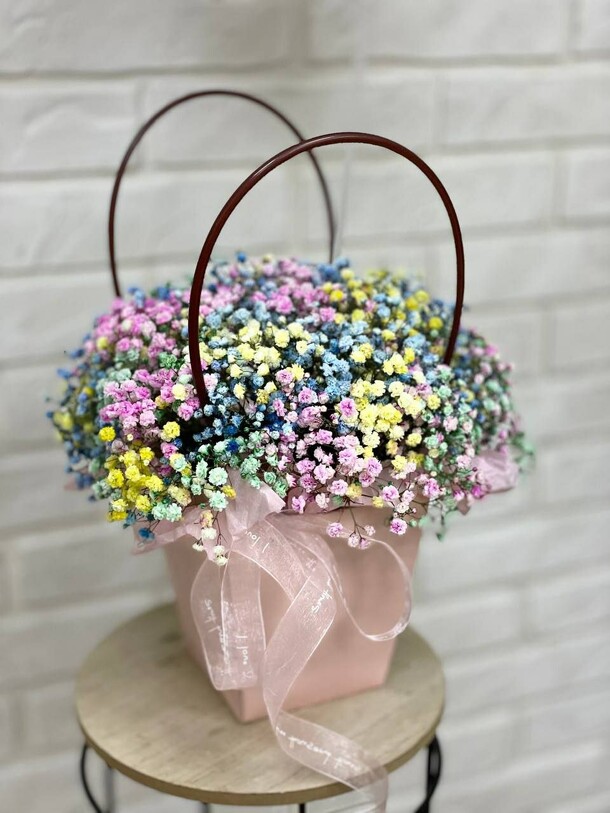 Радужная гипсофила в сумочке, артикул F1241576 - 2850 рублей, доставка по городу. Flawery - доставка цветов