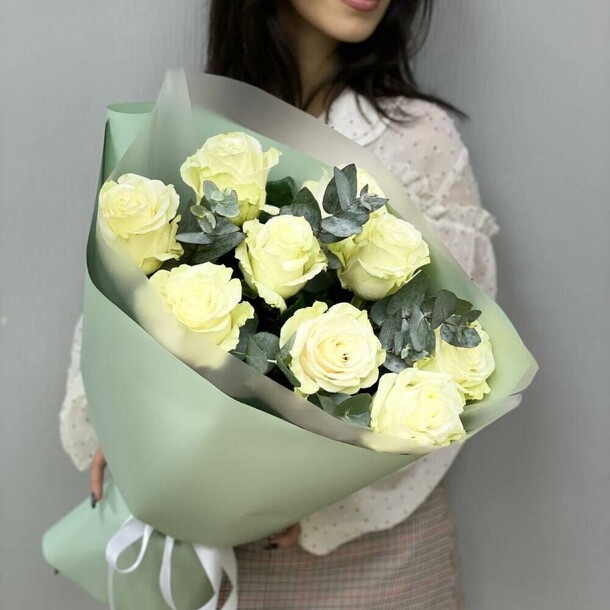 Букет из 9 роз с эвкалиптом, артикул F1241881 - 4600 рублей, доставка по городу. Flawery - доставка цветов