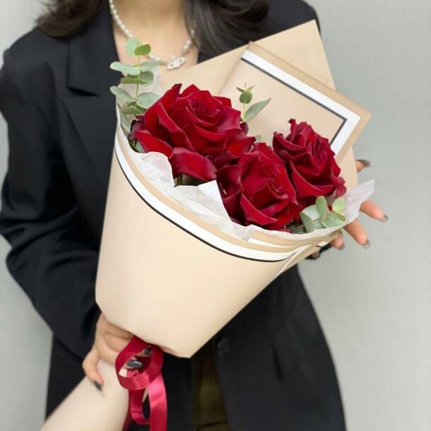 Букет комплимент из французских роз, артикул F1241882 - 2200 рублей, доставка по городу. Flawery - доставка цветов