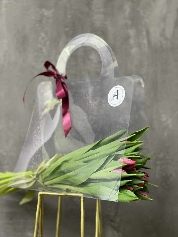 Тюльпаны в прозрачной сумочке, артикул F1262326 - 3900 рублей, доставка по городу. Flawery - доставка цветов