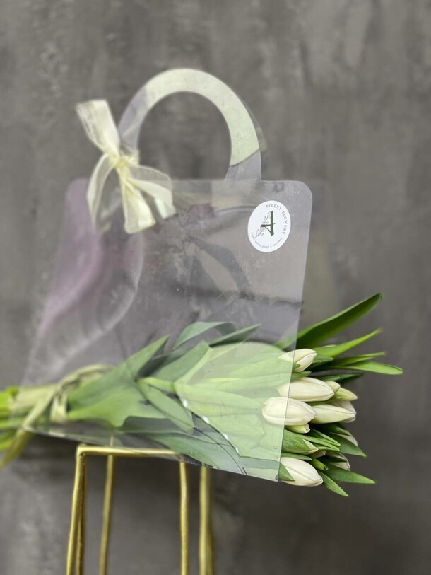 Тюльпаны в прозрачной сумочке, артикул F1262328 - 3900 рублей, доставка по городу. Flawery - доставка цветов