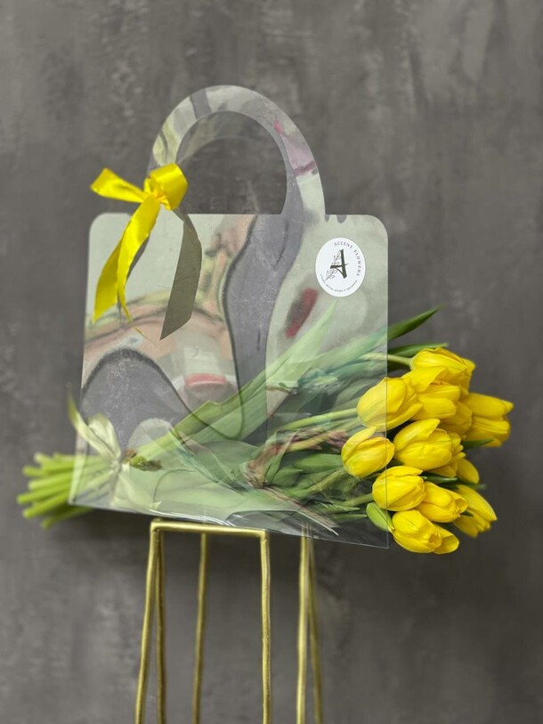 Тюльпаны в прозрачной сумочке, артикул F1262344 - 3900 рублей, доставка по городу. Flawery - доставка цветов