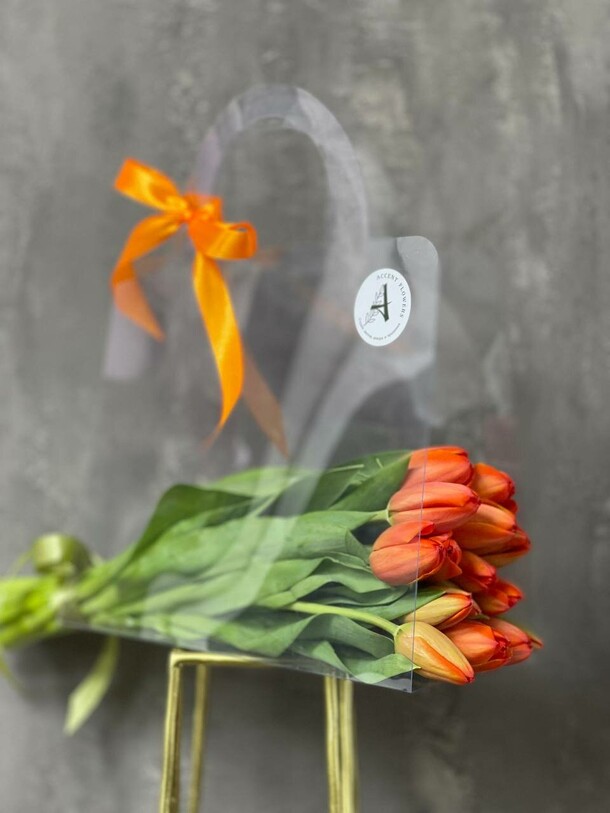 Тюльпаны в прозрачной сумочке, артикул F1262346 - 2750 рублей, доставка по городу. Flawery - доставка цветов