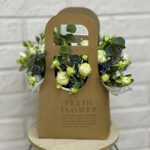 Композиция в крафтовой сумочке, артикул F1304649 - 2900 рублей, доставка по городу. Flawery - доставка цветов