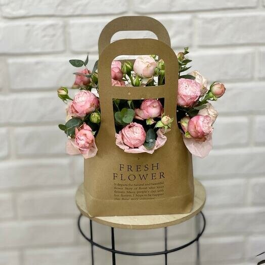 Композиция в крафтовой сумочке, артикул F1304651 - 2955 рублей, доставка по городу. Flawery - доставка цветов