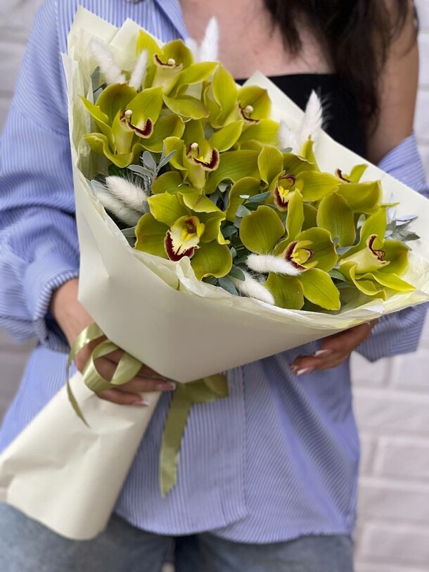 Букет из 9 орхидей, артикул F1312691 - 3900 рублей, доставка по городу. Flawery - доставка цветов