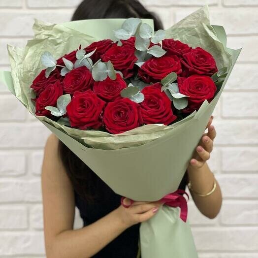 Красные розы с эвкалиптом, артикул F1312698 - 4550 рублей, доставка по городу. Flawery - доставка цветов