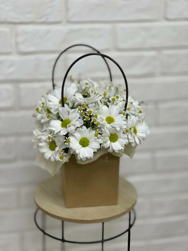 Цветы в сумочке, артикул F1347367 - 2700 рублей, доставка по городу. Flawery - доставка цветов