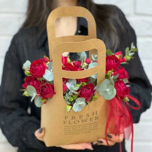 Красные кустовые розы в сумочке, артикул F1377752 - 2990 рублей, доставка по городу. Flawery - доставка цветов