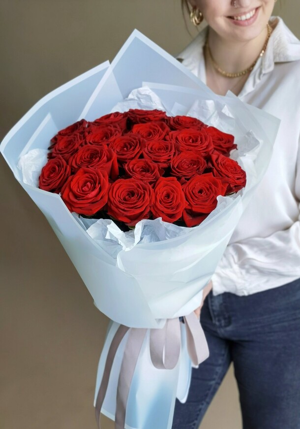 Букет из 21 красной розы, артикул F1096882 - 5590 рублей, доставка по городу. Flawery - доставка цветов