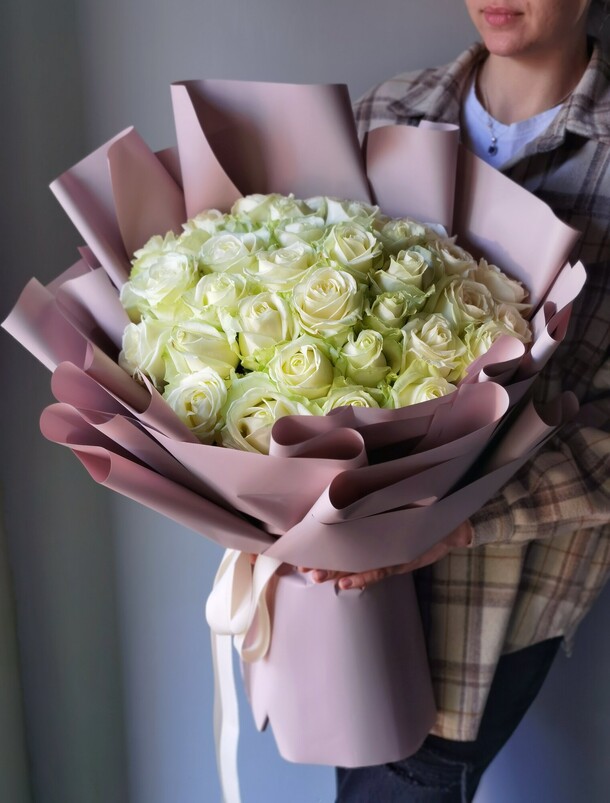 35 белых роз в wow-упаковке, артикул F1099181 - 8500 рублей, доставка по городу. Flawery - доставка цветов