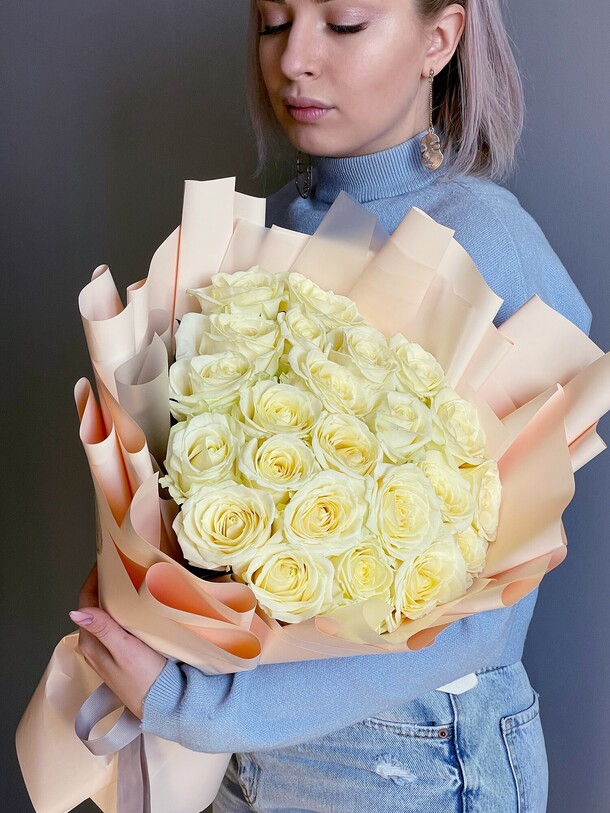 Букет из 25 белых роз, артикул F1105208 - 6300 рублей, доставка по городу. Flawery - доставка цветов