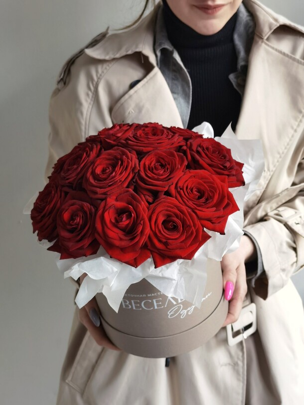 Композиция из 15 красных роз, артикул F1113400 - 4300 рублей, доставка по городу. Flawery - доставка цветов