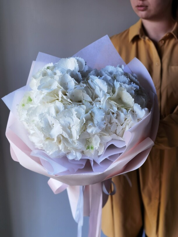 3 гортензии, артикул F1115899 - 2950 рублей, доставка по городу. Flawery - доставка цветов