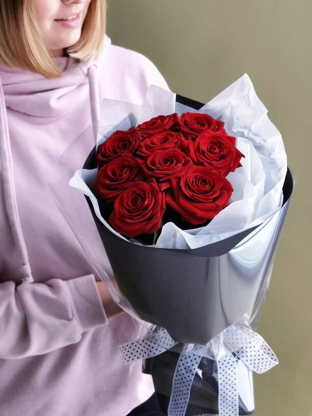 Букет из 9 красных роз, артикул F1115911 - 2900 рублей, доставка по городу. Flawery - доставка цветов