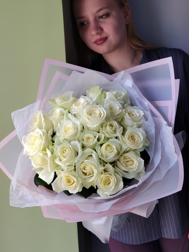Букет из 21 белой розы, артикул F1117422 - 5590 рублей, доставка по городу. Flawery - доставка цветов