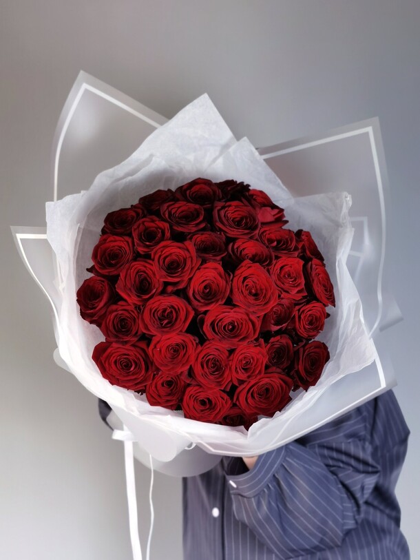 Букет из 35 красных роз, артикул F1117426 - 8679 рублей, доставка по городу. Flawery - доставка цветов