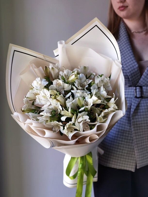 Белые альстромерии, артикул F1117433 - 3300 рублей, доставка по городу. Flawery - доставка цветов