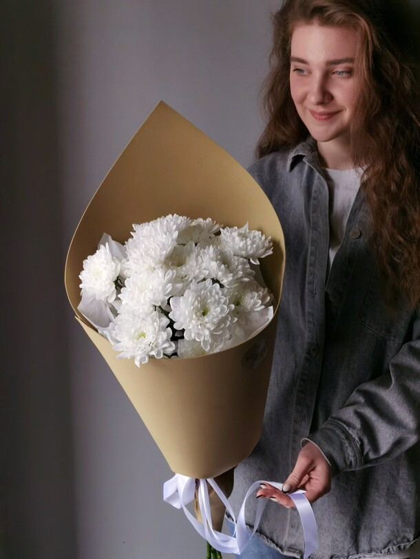 Букет их 3х хризантем, артикул F1191155 - 2400 рублей, доставка по городу. Flawery - доставка цветов