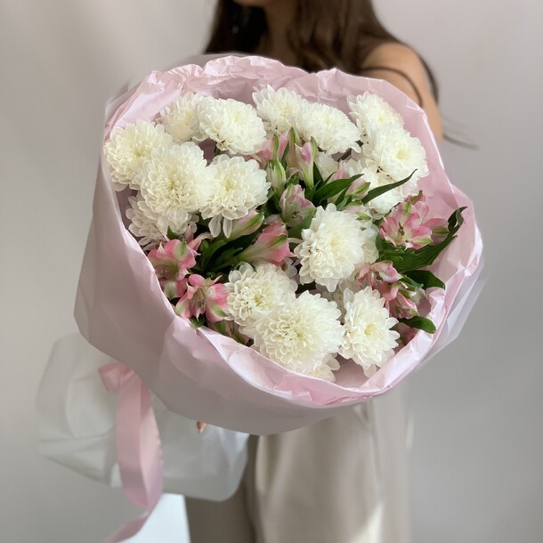 🌸 недорогой пышный букет (е001), артикул F1460853 - 2778 рублей, доставка по городу. Flawery - доставка цветов