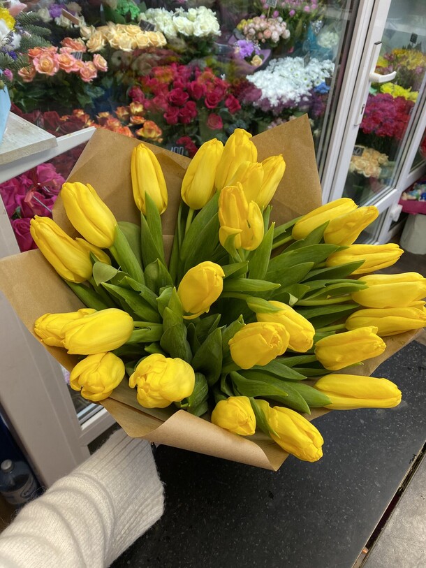 Букет желтых тюльпанов, артикул F1105570 - 13613 рублей, доставка по городу. Flawery - доставка цветов