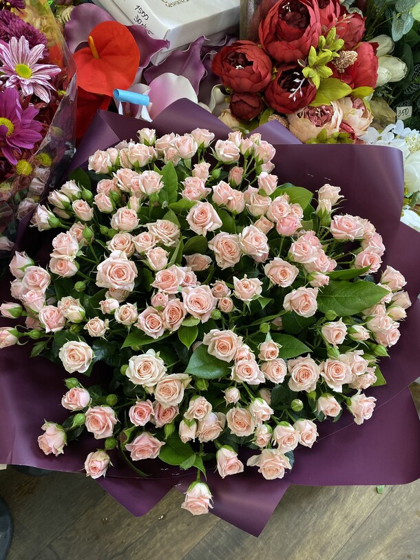 Букет из кустовых роз, артикул F1105577 - 19965 рублей, доставка по городу. Flawery - доставка цветов