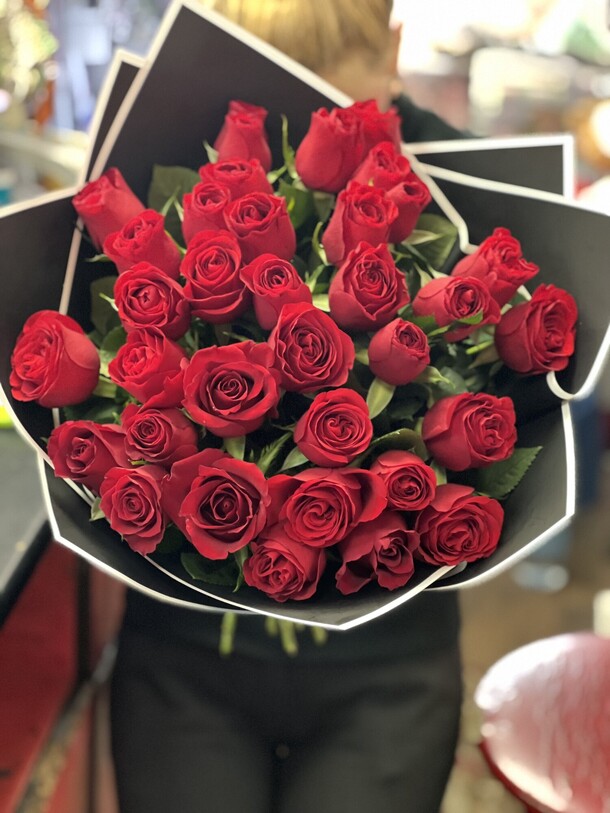 Букет алых роз, артикул F1116224 - 10527 рублей, доставка по городу. Flawery - доставка цветов