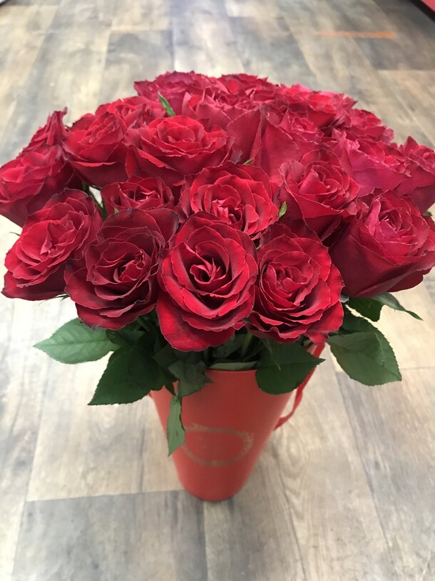 Розы в конусе, артикул F1118199 - 7865 рублей, доставка по городу. Flawery - доставка цветов