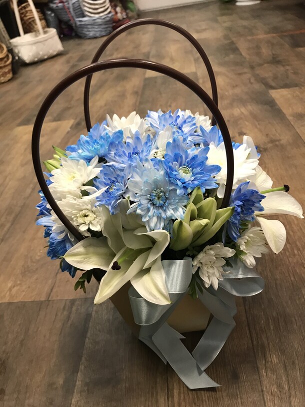 Сумка с лилиями, артикул F1118222 - 4235 рублей, доставка по городу. Flawery - доставка цветов