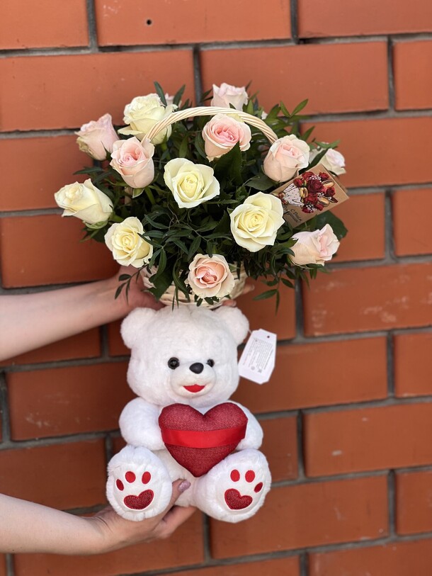 Корзинка с мишкой, артикул F1118979 - 8140 рублей, доставка по городу. Flawery - доставка цветов