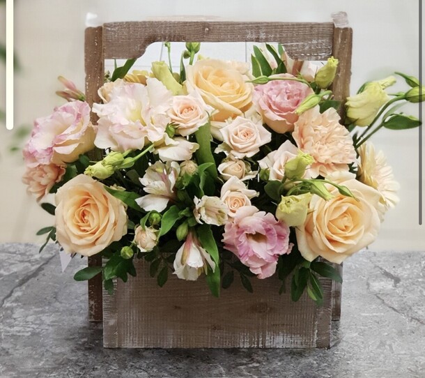 Цветы в ящике, артикул F1124561 - 5082 рублей, доставка по городу. Flawery - доставка цветов
