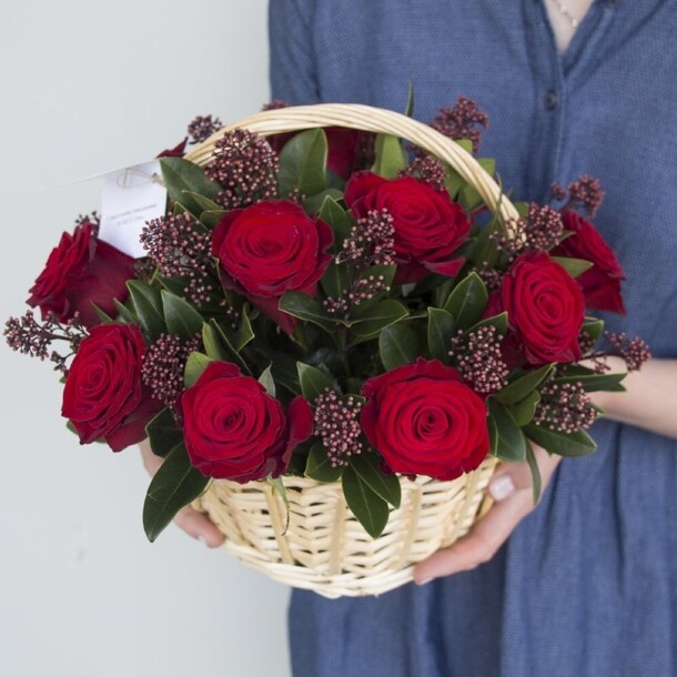 Розы красные в корзинке, артикул F1125396 - 6380 рублей, доставка по городу. Flawery - доставка цветов
