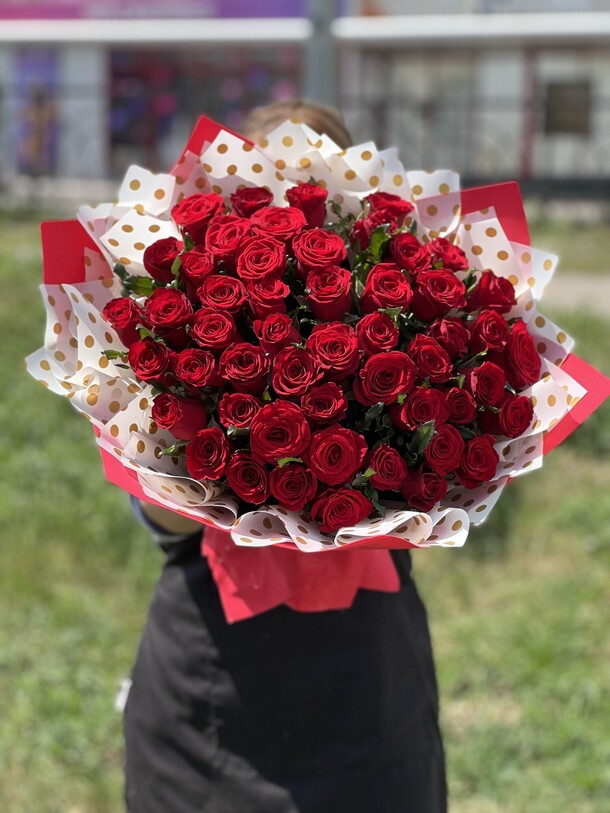 Букет 51 ярко красная роза, артикул F1125925 - 15428 рублей, доставка по городу. Flawery - доставка цветов