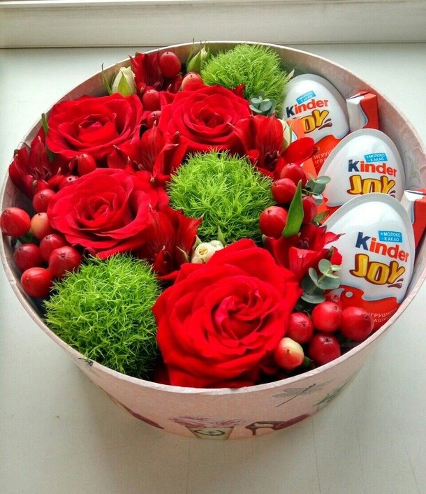 Коробочки с цветами и киндерами, артикул F1127618 - 4510 рублей, доставка по городу. Flawery - доставка цветов