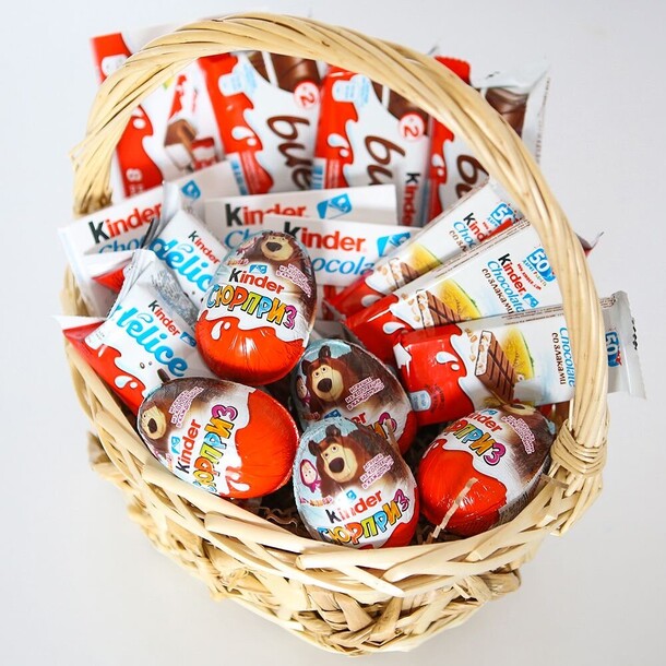 Корзинка с киндерами, артикул F1127629 - 8107 рублей, доставка по городу. Flawery - доставка цветов