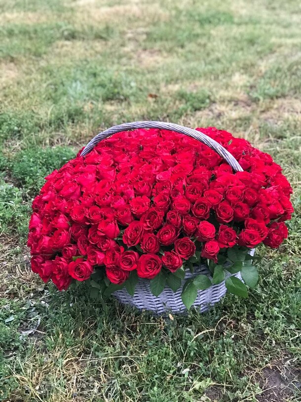 301 роза в корзинке, артикул F1127957 - 63283 рублей, доставка по городу. Flawery - доставка цветов