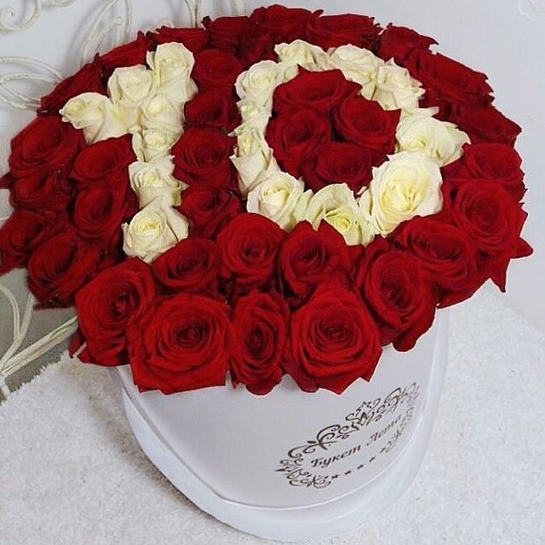 51 роза в коробке, артикул F1128034 - 17424 рублей, доставка по городу. Flawery - доставка цветов