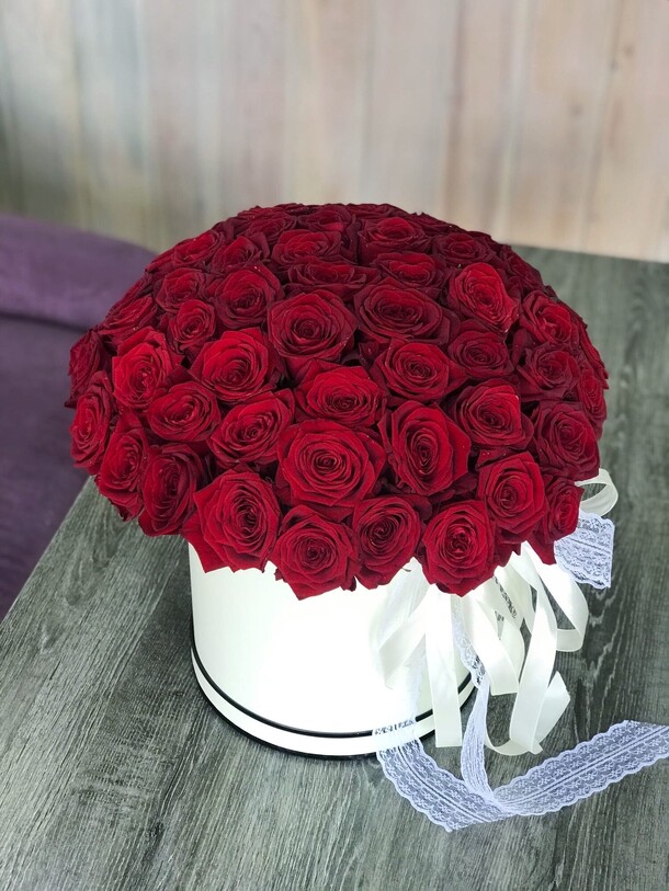 51 роза в коробке, артикул F1128037 - 17061 рублей, доставка по городу. Flawery - доставка цветов