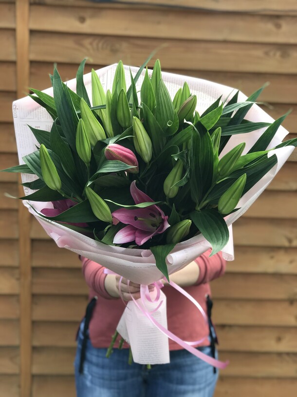 Букет из лилий, артикул F1129475 - 7714 рублей, доставка по городу. Flawery - доставка цветов