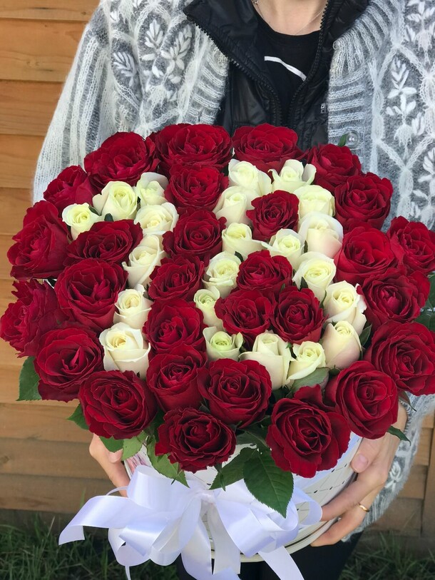 Розы в коробке 51, артикул F1129872 - 16698 рублей, доставка по городу. Flawery - доставка цветов