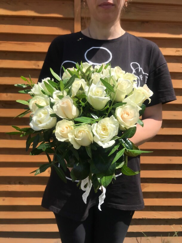 Букетик из белых розочек, артикул F1129873 - 7018 рублей, доставка по городу. Flawery - доставка цветов