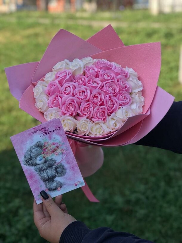 Букет мыльных роз и открытка, артикул F1130833 - 5082 рублей, доставка по городу. Flawery - доставка цветов