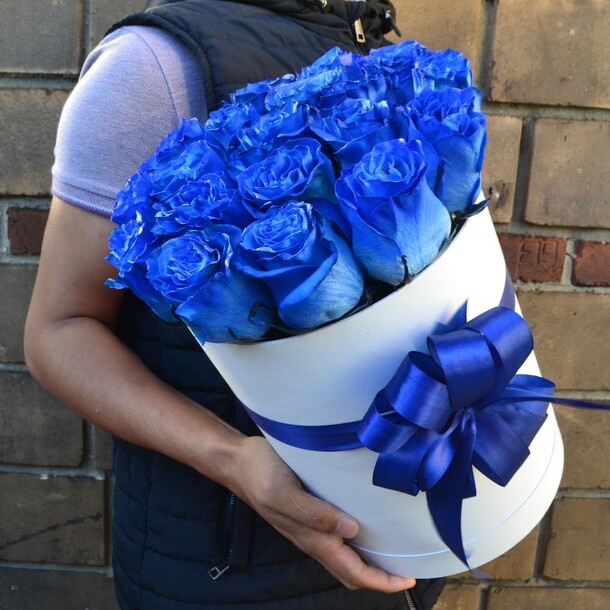 Розы синие в коробке, артикул F1131305 - 12342 рублей, доставка по городу. Flawery - доставка цветов